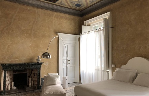 Como City Centre House | Elegant Stay at Palazzo Albricci Peregrini with Pool & Breakfast