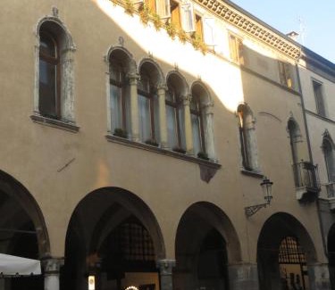 Historic Centre Apartment | Elegant Palazzo Altinate - Note di Piano with Pet-Friendly Perks