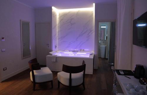 Pisa City Centre Bed & Breakfast | Elegant Palazzo Cini Rooms with Oceanfront Views in Pisa