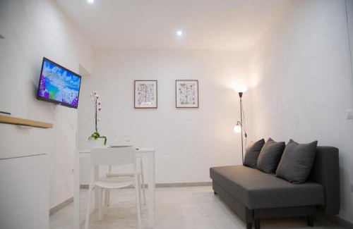 Mergellina Apartment | Discover Palazzo del Golfo: Family-Friendly with Breakfast!