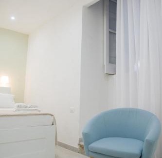 Mergellina Apartment | Discover Palazzo del Golfo: Family-Friendly with Breakfast!