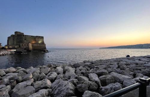Mergellina Apartment | Discover Palazzo del Golfo: Family-Friendly with Breakfast!