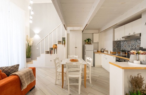 Montecalvario Apartment | Elegant Palazzo della Porta: Family-Friendly with Breakfast