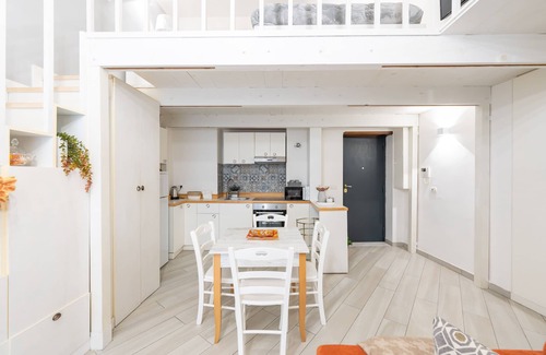 Montecalvario Apartment | Elegant Palazzo della Porta: Family-Friendly with Breakfast