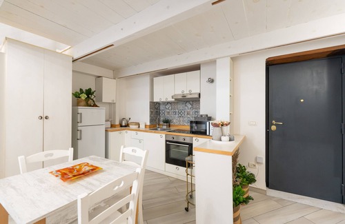 Montecalvario Apartment | Elegant Palazzo della Porta: Family-Friendly with Breakfast