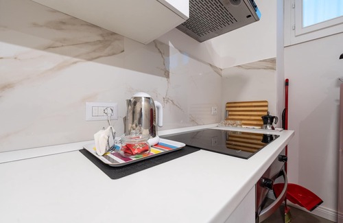 Montecalvario Apartment | Elegant Palazzo della Porta: Family-Friendly with Breakfast