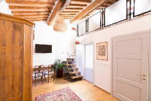 Colle di Val d'Elsa Hotel | Palazzo Pacini: Eco-Friendly Oceanfront Retreat with Hot Tub