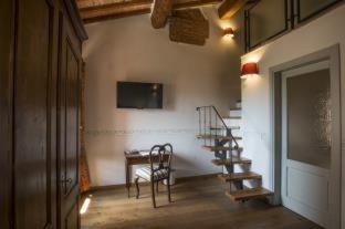 Colle di Val d'Elsa Hotel | Palazzo Pacini: Eco-Friendly Oceanfront Retreat with Hot Tub