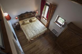 Colle di Val d'Elsa Hotel | Palazzo Pacini: Eco-Friendly Oceanfront Retreat with Hot Tub