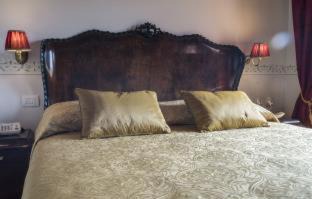 Colle di Val d'Elsa Hotel | Palazzo Pacini: Eco-Friendly Oceanfront Retreat with Hot Tub