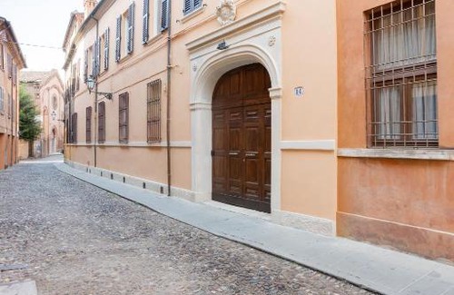 Ferrara Historic Centre House | Romantic Stay at Palazzo Sabbioni with Family-Friendly Perks