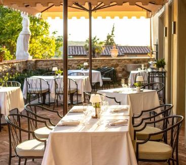 Bucine Hotel | Palazzo Tiglio: Oceanfront Retreat with Pet-Friendly Amenities