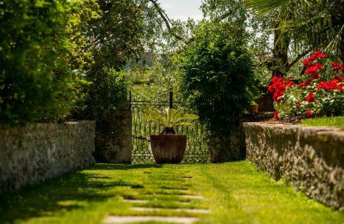 Portese Apartment | Top-Rated Palazzo Trevignane: Family-Friendly Retreat