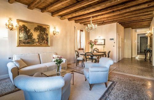 Cannaregio House | Elegant Palazzo Veneziano with Canal Views & Rooftop Terrace