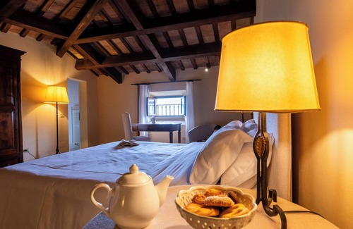 Montegridolfo Hotel | Enchanting Palazzo Viviani: Pool & Dining in Montegridolfo