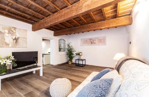 Santa Maria Novella Apartment | Experience PalazzoVilla: Historic Suite with Family & Pet Perks
