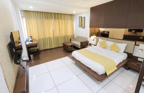 Sayajiganj Hotel | Cozy Palette Hotel Surya: Family-Friendly with Great Amenities