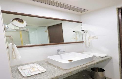 Sayajiganj Hotel | Cozy Palette Hotel Surya: Family-Friendly with Great Amenities