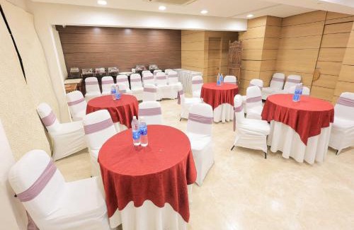 Sayajiganj Hotel | Cozy Palette Hotel Surya: Family-Friendly with Great Amenities