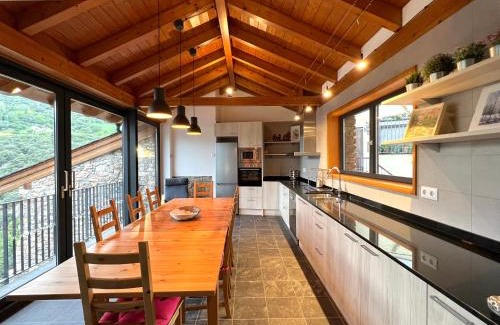 Sort House | Discover Paller de Bordalé: Family-Friendly with Breakfast