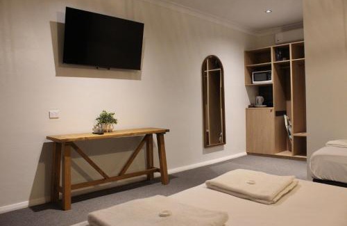 North Wagga Wagga Hotel | Discover Palm and Pawn Motor Inn: Family-Friendly Retreat