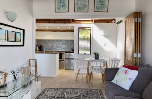 Waiheke Island Villa | Tranquil Palm Beach Cottage with Private Spa and Wifi