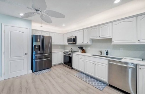 North Palm Beach Apartment | Palm Beach Gardens. Coastal Living in Spacious 3 Bdr. Close to Juno & Jupiter.