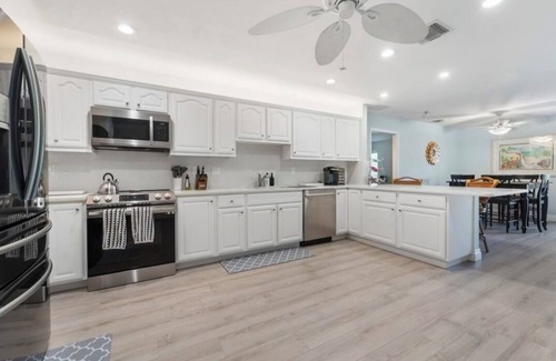 North Palm Beach Apartment | Palm Beach Gardens. Coastal Living in Spacious 3 Bdr. Close to Juno & Jupiter.