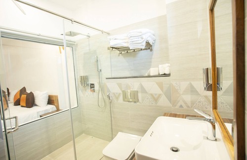 Son Hoa Hotel | Top-Rated Palm Beach Hotel with Pool & Dining Options