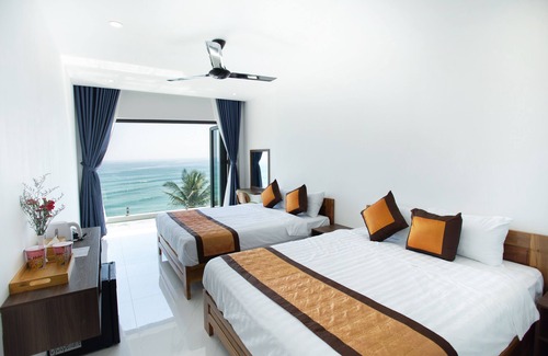 Son Hoa Hotel | Top-Rated Palm Beach Hotel with Pool & Dining Options