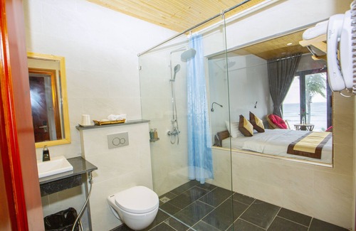 Son Hoa Hotel | Top-Rated Palm Beach Hotel with Pool & Dining Options