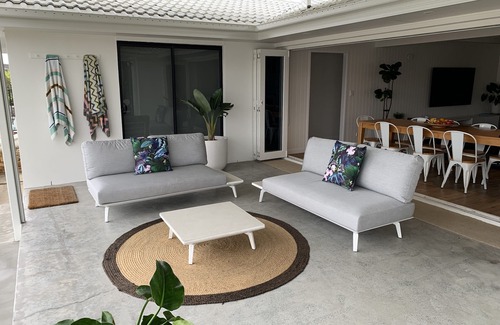 Palm Beach House | Book Palm Beach House on Canal: Free Nights & Top Amenities