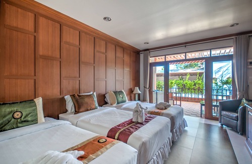 Pak Nam Pran Hotel | Experience Palm Beach Resort: Pool, Spa & Family-Friendly Fun