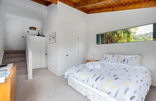 Ostend Bed & Breakfast | Relax at Palm Beach Tranquil B&B with Oceanfront Views