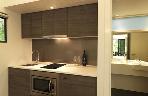Hamilton Island Hotel | Discover Palm Bungalows: Family-Friendly with Pool & Spa