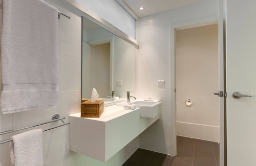 Hamilton Island Hotel | Discover Palm Bungalows: Family-Friendly with Pool & Spa