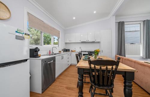 Benalla House | Family-Friendly Getaway at Palm Cottage - Rated 9.8/10