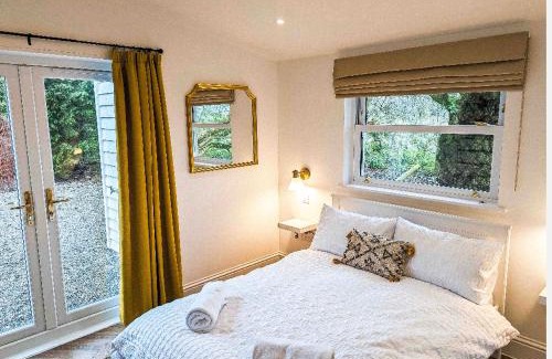 Etchinghill House | Cozy Palm Cottage: Pet-Friendly Stay with 9.4/10 Rating