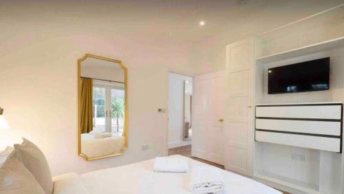 Etchinghill House | Cozy Palm Cottage: Pet-Friendly Stay with 9.4/10 Rating