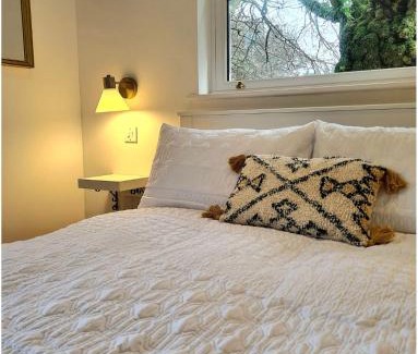 Etchinghill House | Cozy Palm Cottage: Pet-Friendly Stay with 9.4/10 Rating