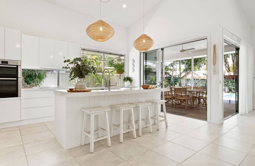 Suffolk Park House | Beachside Bliss: Palm Cove Retreat with Private Pool & Ocean View
