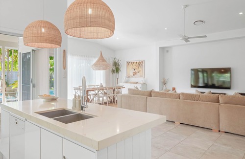 Suffolk Park House | Beachside Bliss: Palm Cove Retreat with Private Pool & Ocean View