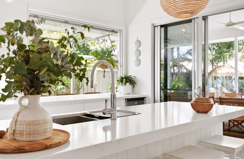 Suffolk Park House | Beachside Bliss: Palm Cove Retreat with Private Pool & Ocean View