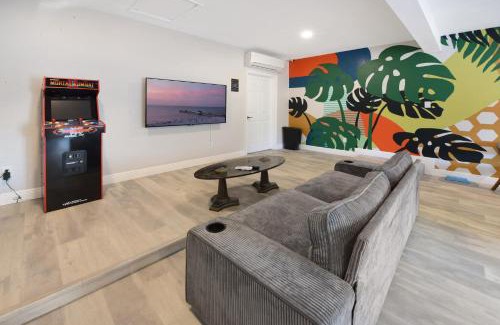 Clearwater Hotel | Family-Friendly Palm Cove Motel with Pool and Pet Access