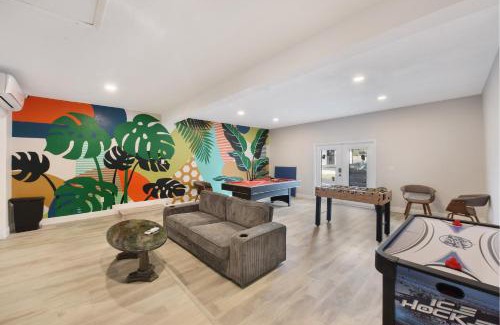 Clearwater Hotel | Family-Friendly Palm Cove Motel with Pool and Pet Access