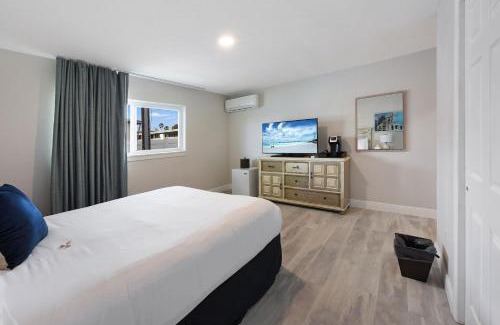 Clearwater Hotel | Family-Friendly Palm Cove Motel with Pool and Pet Access