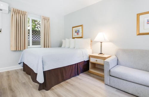 Belle Vista Hotel | Cozy Palm Crest Resort Motel with Private Beach and Ocean Views