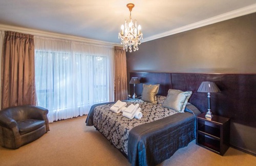 Blythedale Cabin | Relax at Palm Dune Beach Lodge with Pool & Breakfast
