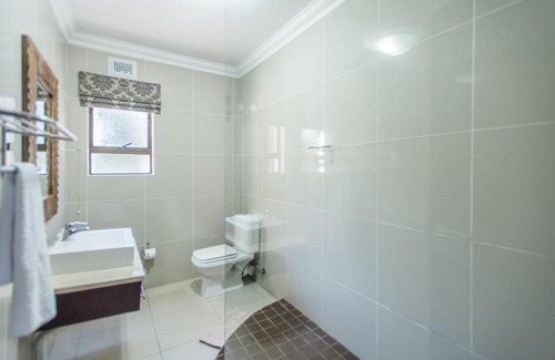 Blythedale Cabin | Relax at Palm Dune Beach Lodge with Pool & Breakfast