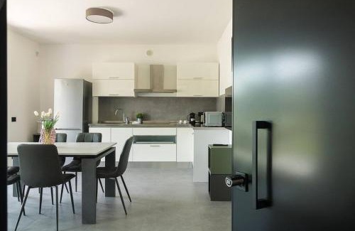 Lugana Apartment | Elegant Palm Easy Sirmione: 4-Star Oceanfront Retreat